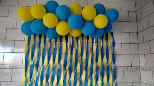 cortina de balões com papel crepom