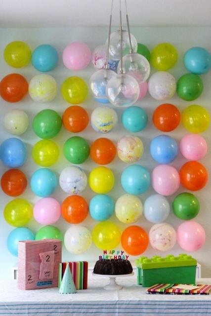 balões soltos na parede com diferentes cores