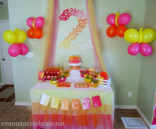 balões formando desenhos de borboletas