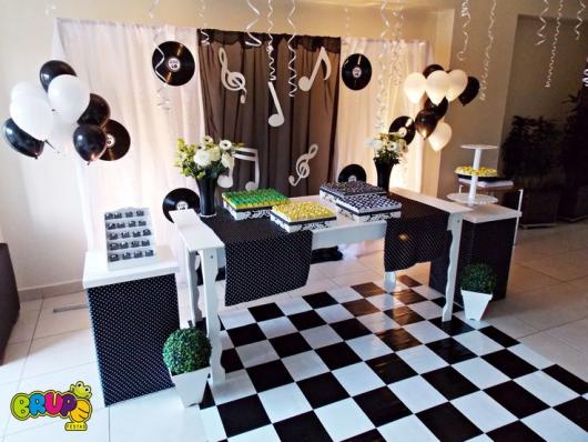 Decoração de festa à fantasia anos 60 preto e branco