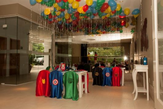 Decoração de festa à fantasia super heróis com balões