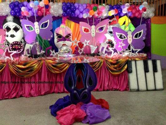 Decoração de festa à fantasia máscaras rosa e roxa