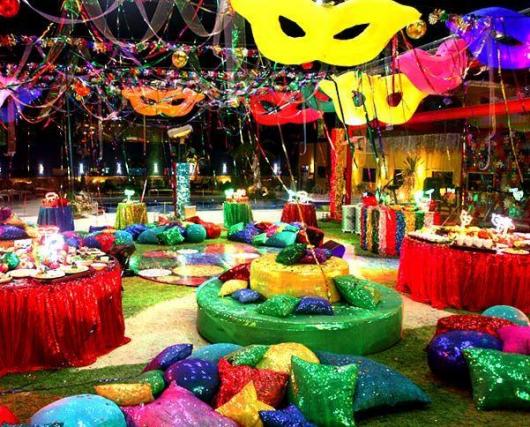 Decoração de festa à fantasia mácaras igual o carnaval