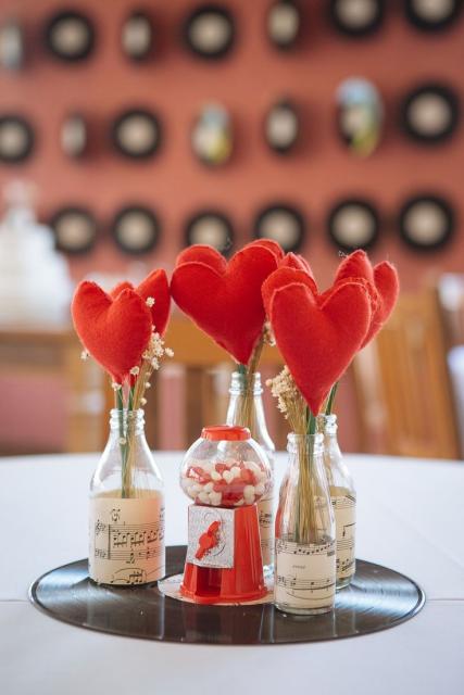 corações dentro de garrafinhas como lembrancinhas