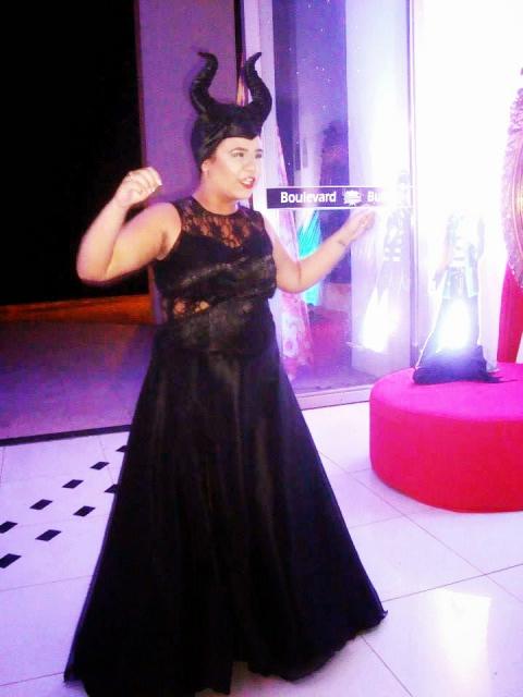 Fantasia Malévola improvisada com vestido de renda