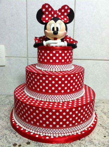 Festa da Minnie vermelha bolo fake de bolinhas
