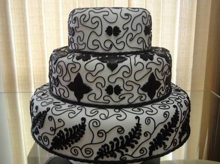 bolo branco com diversos detalhes em preto