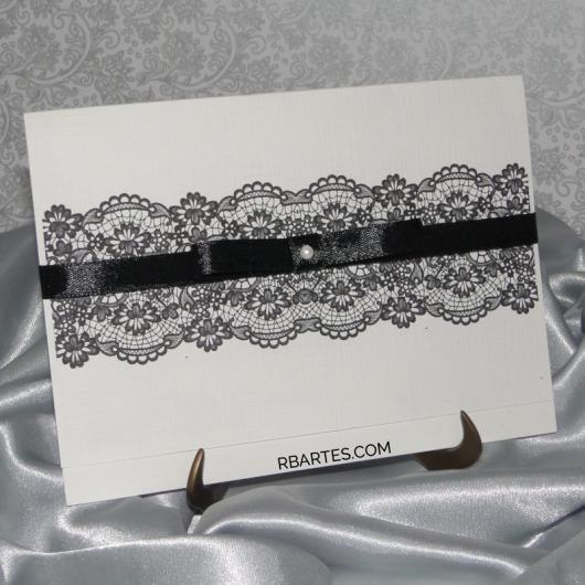 convite branco com laço preto e detalhes como se fossem renda