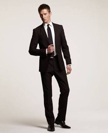 terno, gravata, calça e sapatos pretos, e camisa branca