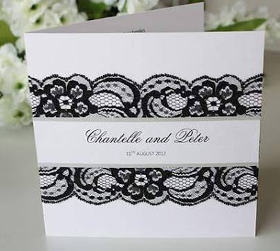 convite branco com detalhes como se fossem renda pretas