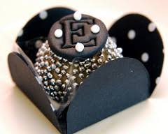 docinhos e embalagens com detalhes em preto e branco