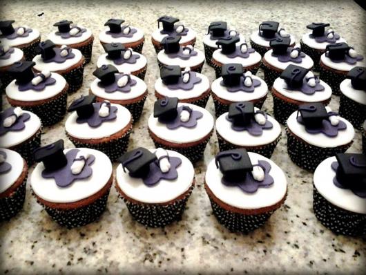 cupcake enfeitado com chapéu de formando e diploma