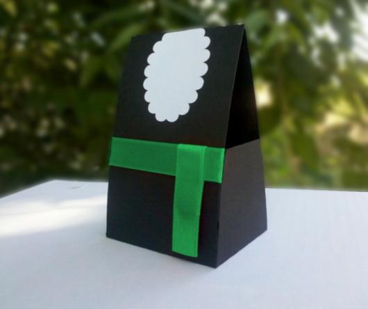 caixinha com cores referentes a beca de formatura para colocar presentes