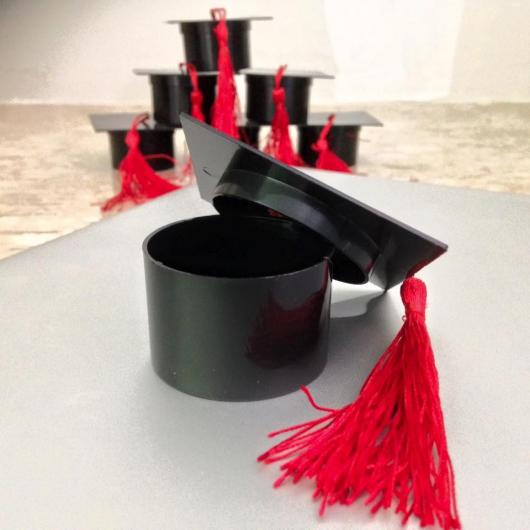 chapéu de formatura usado para colocar brindes dentro