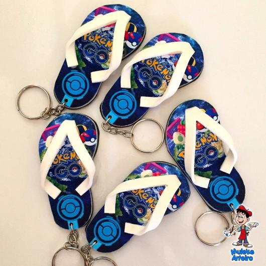 chaveiros em formato de chinelinhos do Pokémon