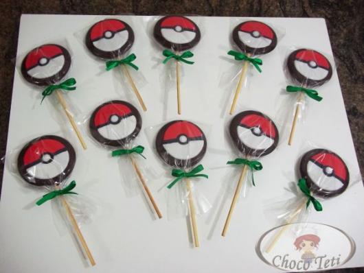pirulito de chocolate em formato de pokébola