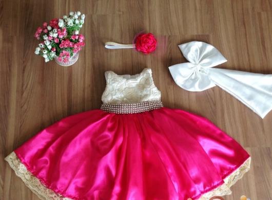 Vestido rosa com laço e faixa perolada