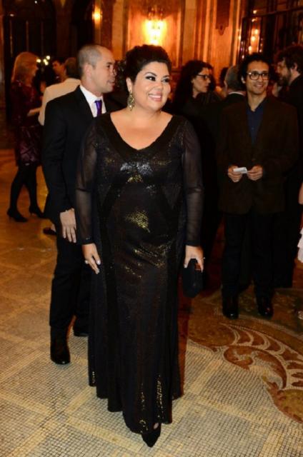 vestido preto com brilhos