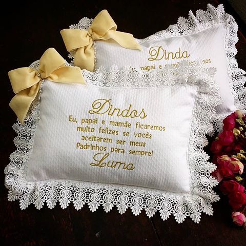 Almofada branca com mensagem escrita para a dinda.