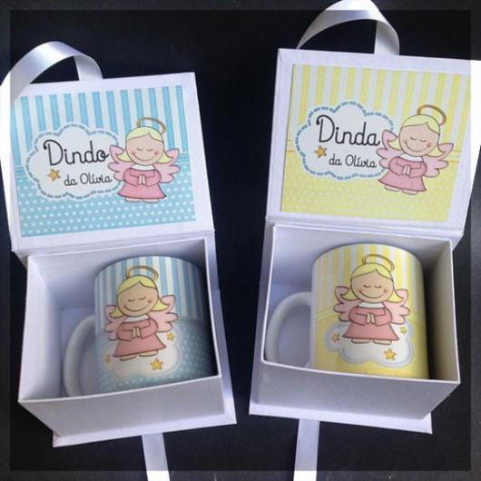 Duas caixas com canecas personalizadas dentro.