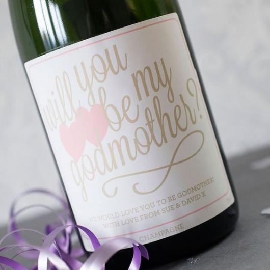 Garrafa de vinho com rótulo de convite.