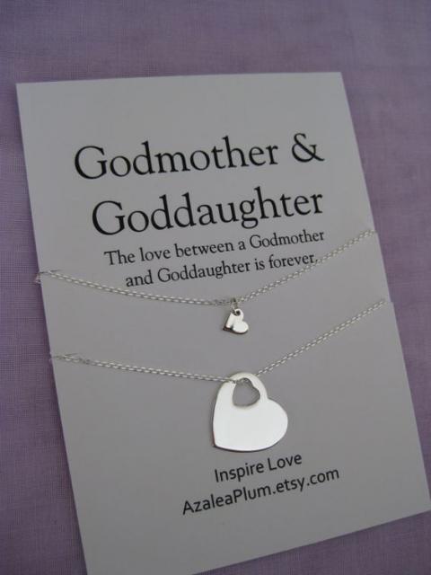 Cartão de convite com dois pingentes de coração, um para a madrinha e outro para a afilhada.