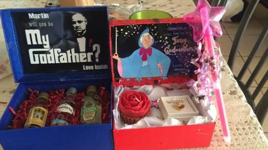 Caixa para padrinho em azul e para madrinha em vermelho.