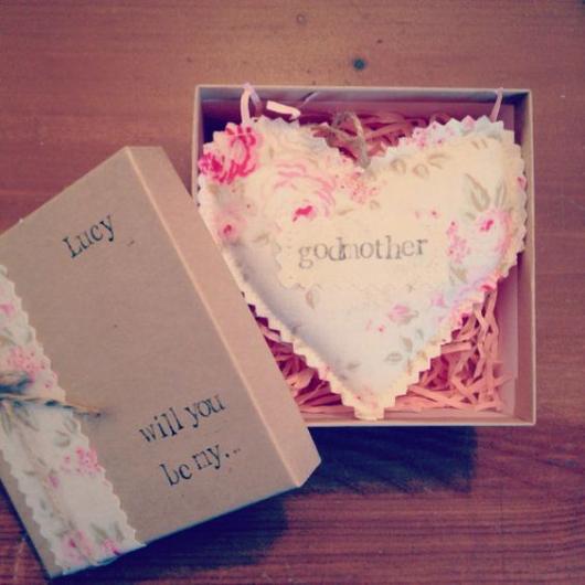 Caixa com coração dentro.