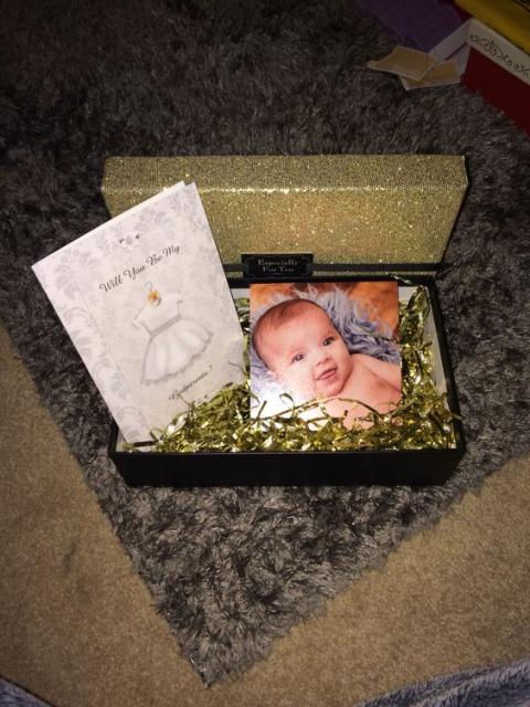 Caixa com foto do bebê dentro e convite.