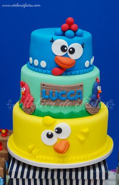 Bolo com um andar amarelo, um verde e um azul.