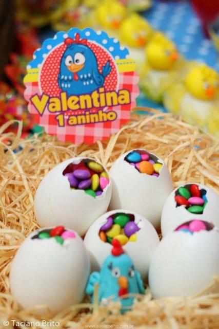 Lembrancinhas em forma de ovo, com confetes dentro.