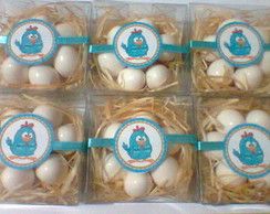 Caixinha de lembrança, com ovinhos dentro.