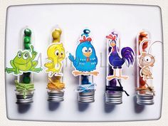 Tubetes decorados com personagens e confetes combinando com cada um deles.