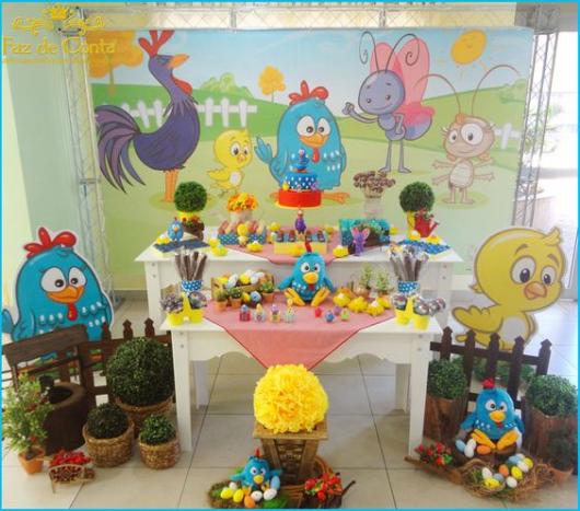 Festa da Galinha Pintadinha com móveis provençais e outros itens rústicos.