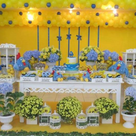 Decoração amarela e azul, com móveis provençais.