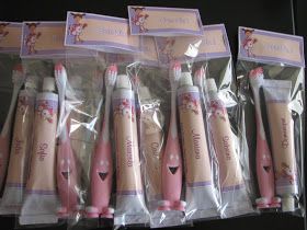 Kit de escova e pasta de dente.