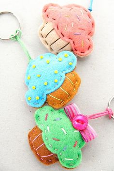Chaveiros com formato de cupcake.