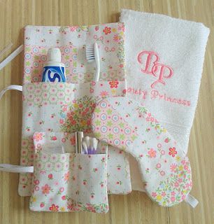 Kit com toalha, máscara de dormir, porta escova e pasta de dente e porta cotonete.