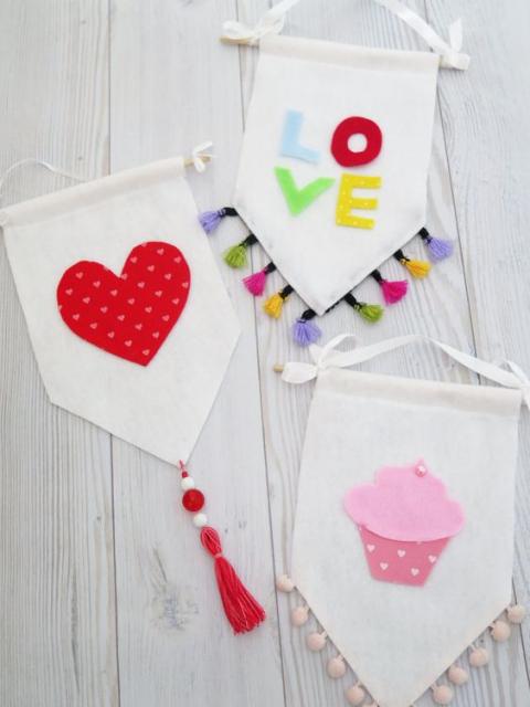 Flâmulas decoradas com a palavra lova, coração e cupcake.