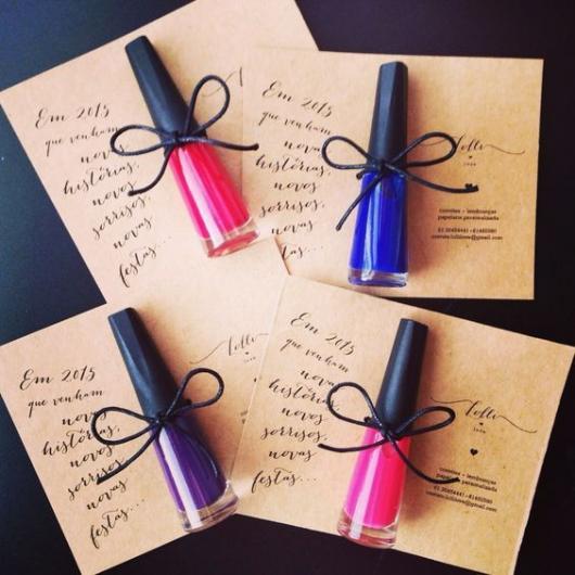 Esmaltes grudados em folha com frases.