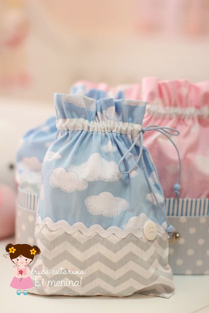 Mochilinhas azuis e rosas.