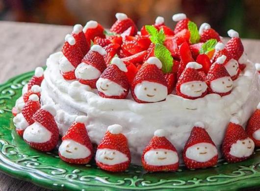 Bolo de Natal simples chantilly branco com morangos