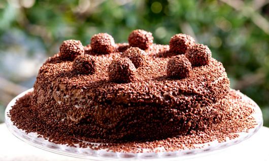 Bolo de Natal simples confeitado com granulado