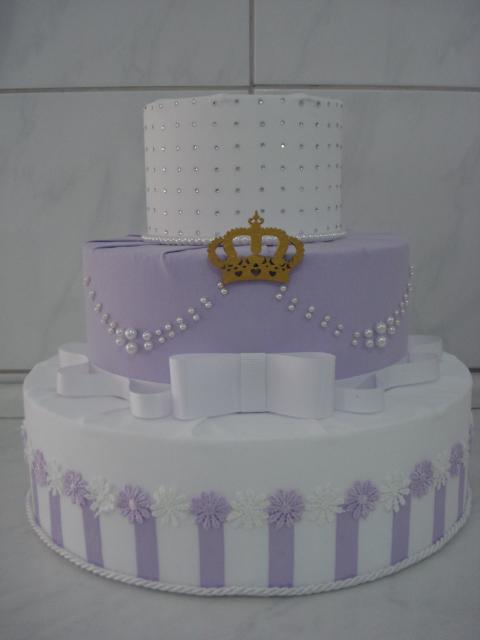 Bolo fake princesa lilás e branco de papelão