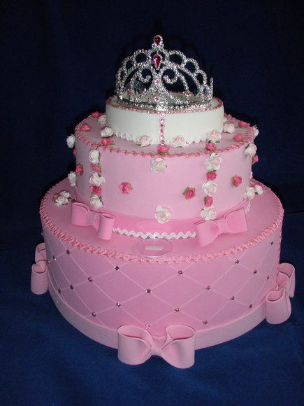 Bolo fake princesa de papelão rosa decorado com flores