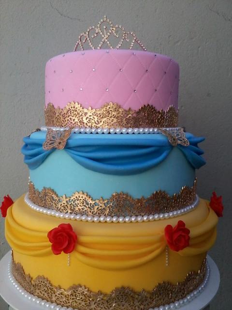 Bolo fake princesa tecido amarelo, azul e rosa