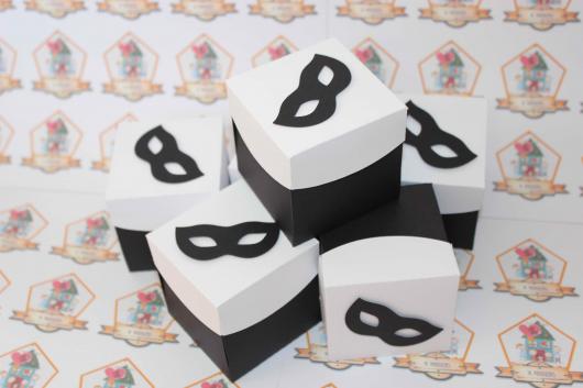 Convites de festa à fantasia caixa papel
