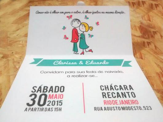 Convites de Noivado Simples minimalista com noivinhos se beijando 