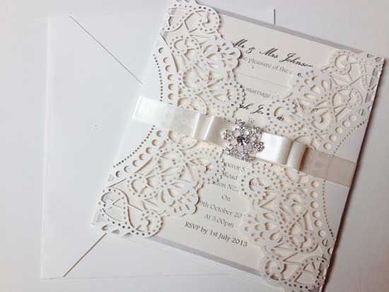 Convites de Noivado Simples arabbesco branco com fita de cetim