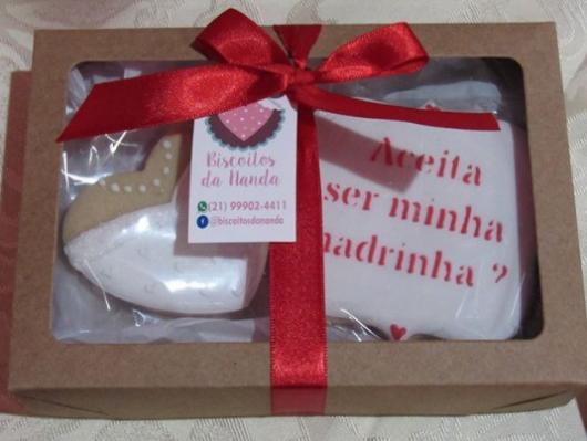 caixa com biscoitos decorados